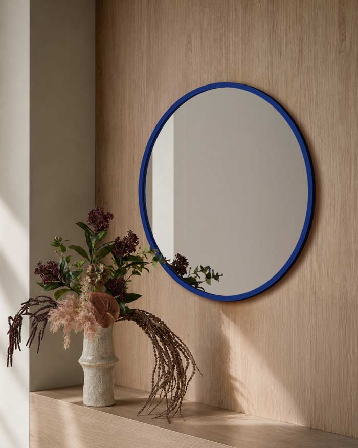 LustroScandi w ramie RAL na ścianie wykonanej z forniru. GieraDesign