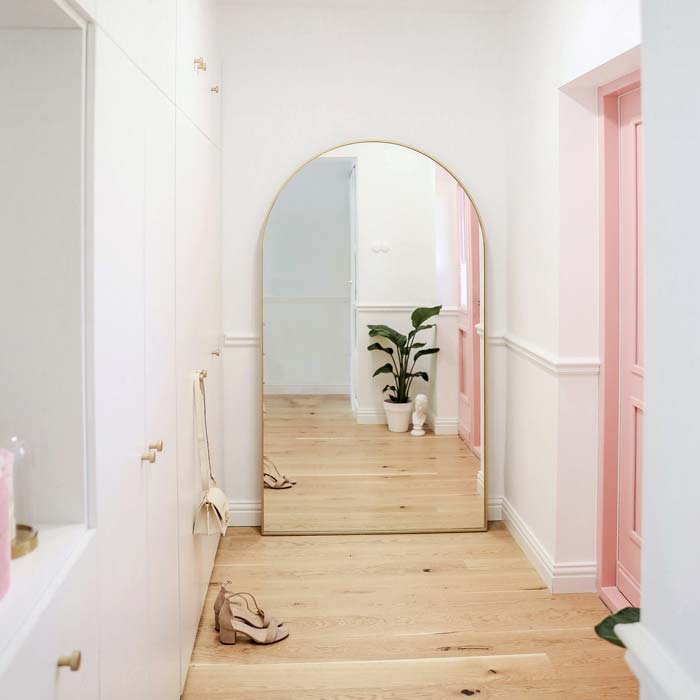 Lustro Stojące z łukiem PORTAL w przedpokoju