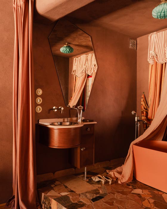 Lustro Suprematism Ego zawieszone nad umywalką w sypialnie. GieraDesign