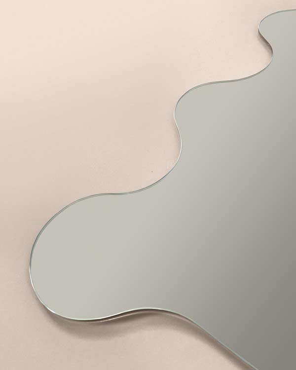 Zbliżenie na falowaną krawędź lustra Zola. GieraDesign