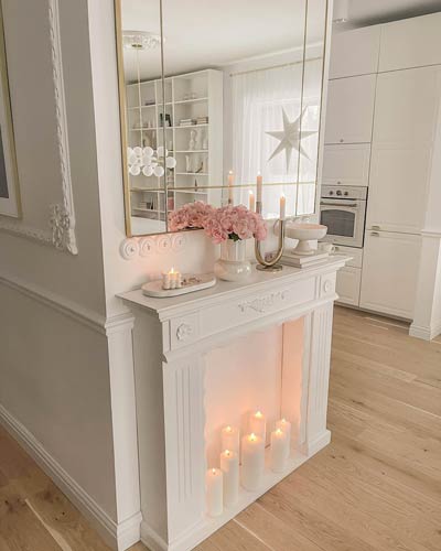 Lustro w złotej mosiężnej ramie Credo Classic ze szprosami nad kominkiem @ange.likes