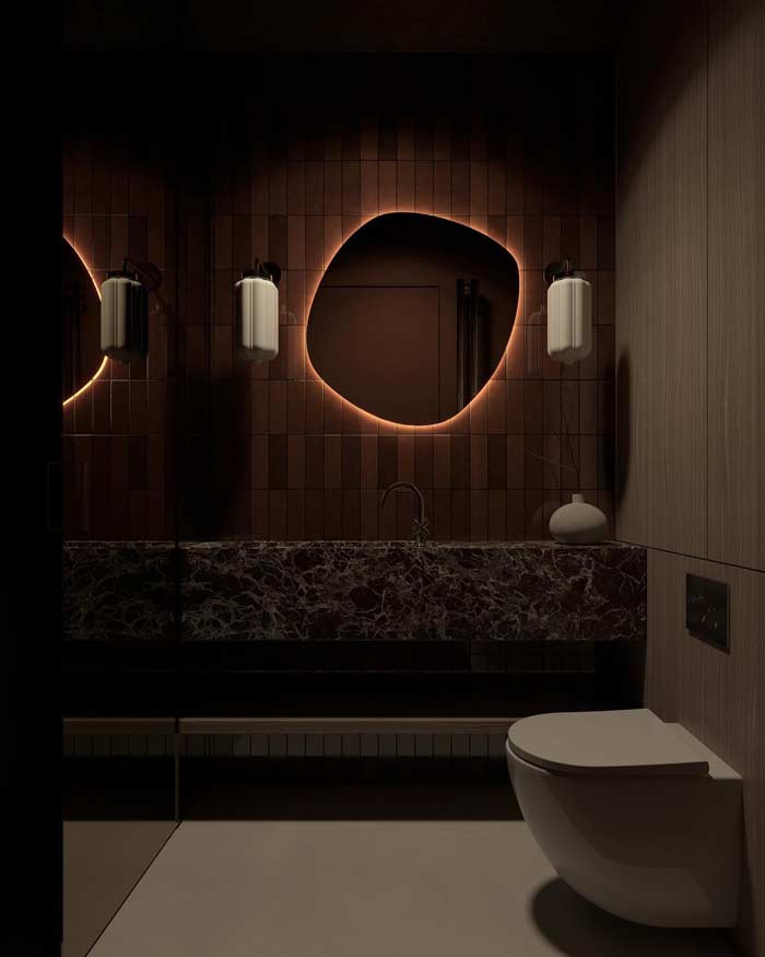 Organiczne lustro LED z ciepłym podświetleniem w ciemnej łazience w stylu modern luxury