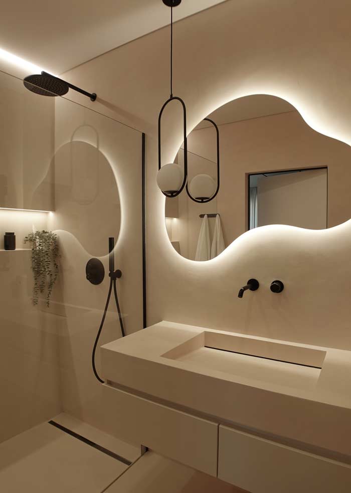 Organiczne lustro LED z podświetleniem w jasnej nowoczesnej łazience soft minimalism