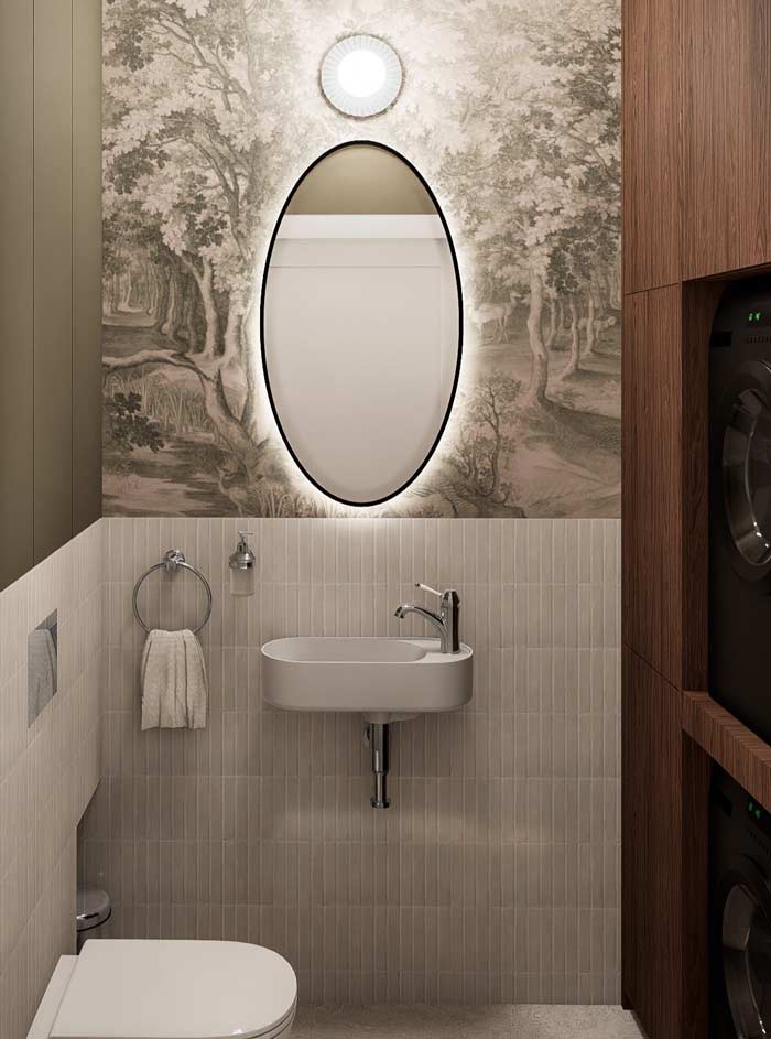 Lustro LED owalne w małej łazience z dekoracyjną tapetą retro i drewnianą zabudową