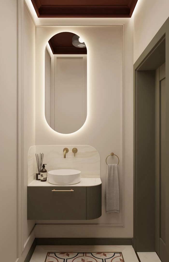 Organiczne lustro LED w łazience z akcentami mid-century modern