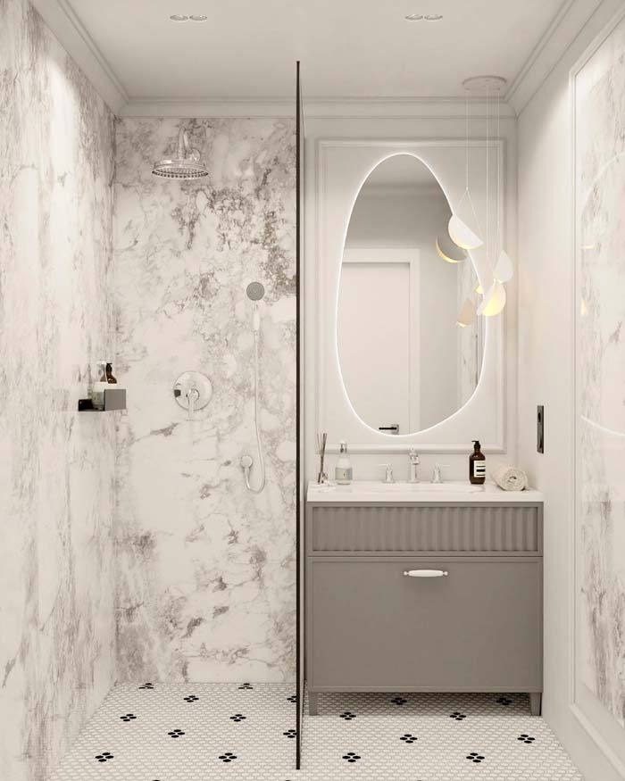 Lustro LED o organicznym kształcie w łazience w stylu modern classic z marmurem i sztukateriami