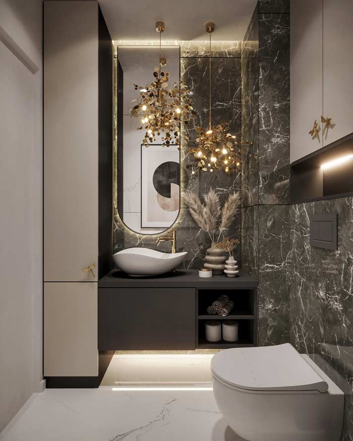 Lustro LED w łazience glamour z czarnym marmurem, złotymi detalami i dekoracyjnym oświetleniem