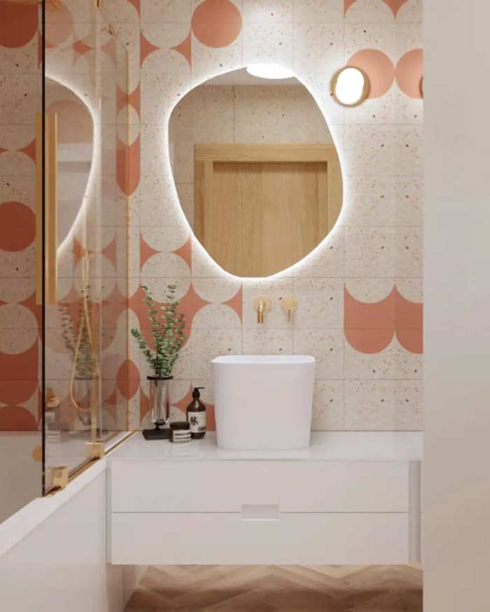 Organiczne lustro LED w łazience w stylu mid-century modern z geometrycznymi płytkami retro