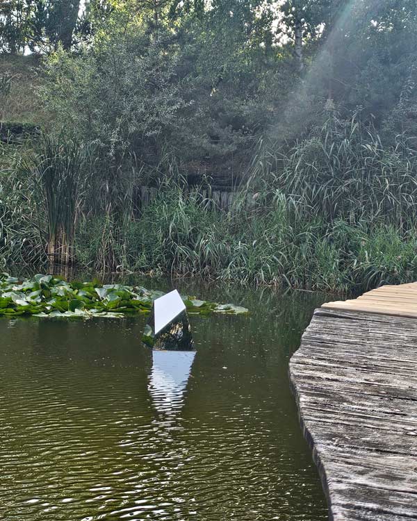 Lustrzana bryła ogrodowa Sky na wodzie, MeetBlogin, GieraDesign