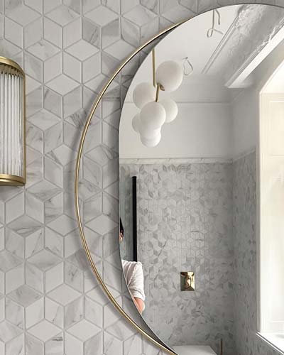Dekoracyjne lustro łazienkowe w łazience @architekt_mo_home