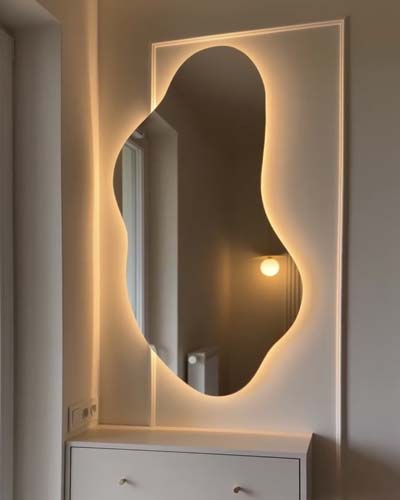 Lustro nieregularne podświetlane w nowoczesnej sypialni nad toaletką, @kazestudio.design
