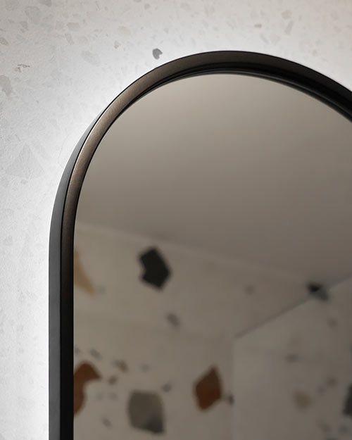 Zbliżenie na ramę lustra Ambient Slim w kolorze czarnym 