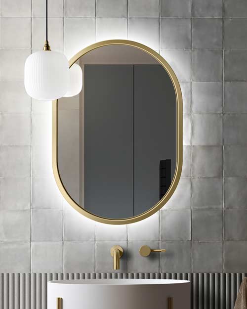 Lustro owalne podświetlane Ambient LED ze złota rramą w nowozesnej łazience