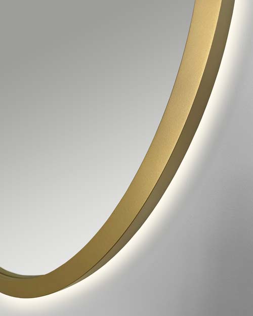 Zbliżenie na ramę lustra Ambient Led w kolorrze złotym Slim