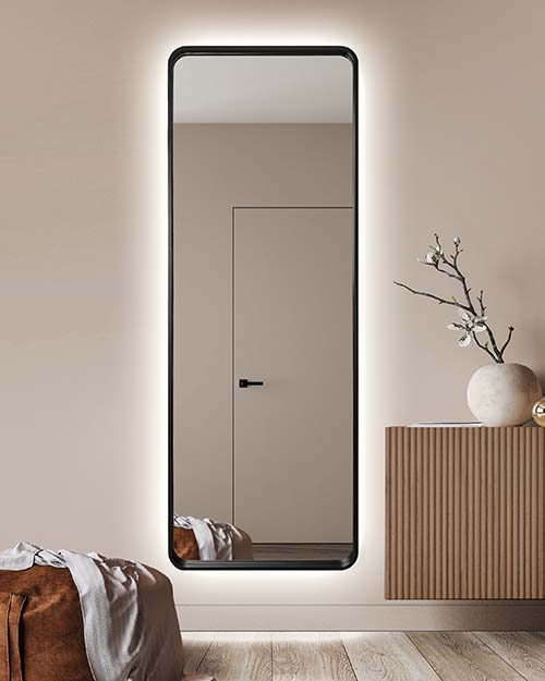 Podłuzne, podświetlane  lustro do przedpokoju Billet LED w czarnej ramie z zaokrąglonymi rogami  