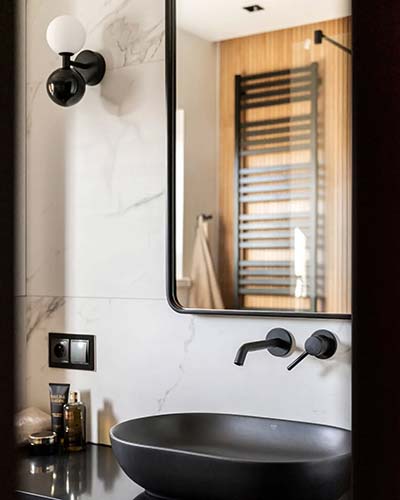 lustro Billet w czarnej ramie w eleganckiej łazioence z marmurem wg. projektu @archinova.studio.design
