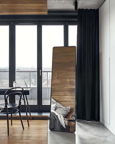 Wolnostojące lustro Billet z nogą w nowoczesnym salonie, projekt wnętrza @blackhausarchitects