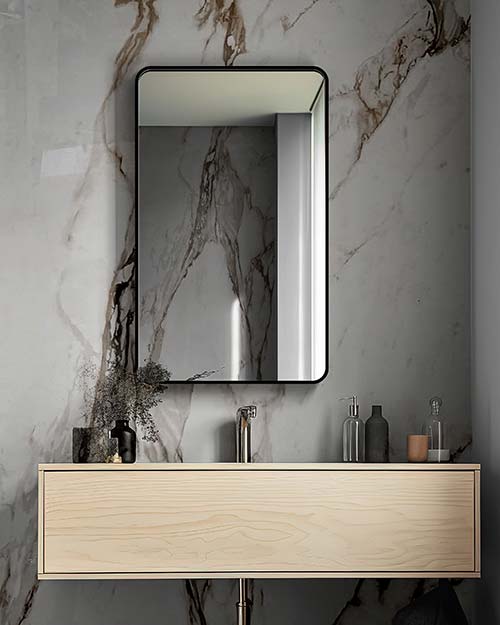 Lustro Billet w czarnej ramie z zaokrąglonymi rogami w nowoczesnej łazience