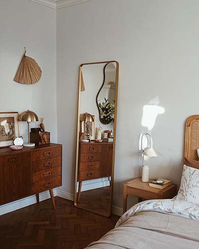 Duże lustro Billet złote w sypialni u @slow_living_and_home