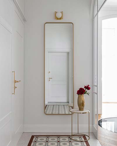 Duże podłużne lustro Billet złote w przedpokoju wg. projektu @kolorplus