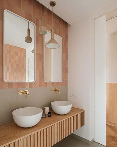 Dwa lustra Billet w białej ramie w nowoczesnej łazience, projekt wnętrza @loveto.design