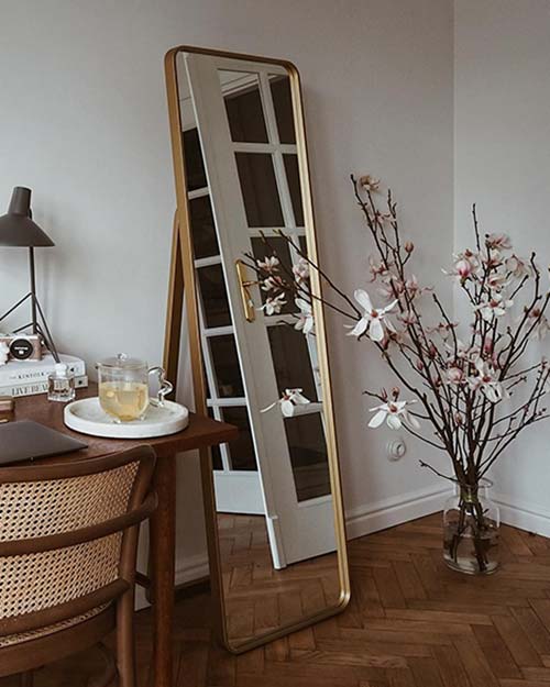 Lustro wolnostojące z nogą Billet w eklektycznym wnętrzu