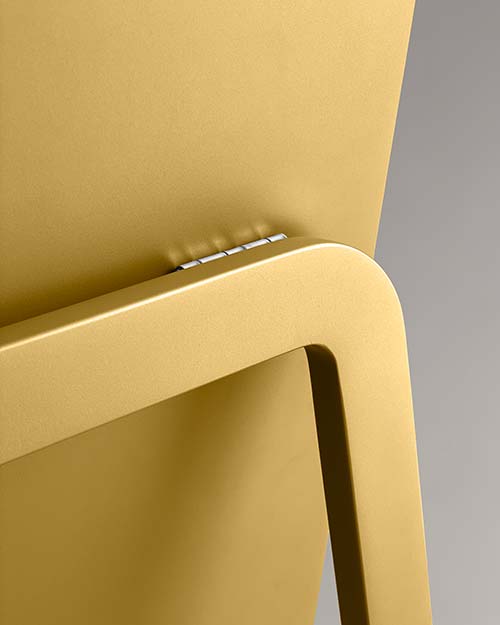 zbliżenie na tył lustra wolnostojącego z nogą Billet 