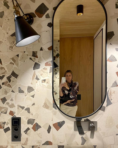 Łaziekowe lustro  Ambient Slim czarne na tle lastryko, projekt @ab_architekt