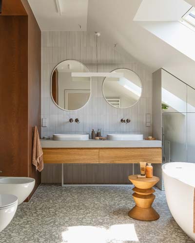 Białe lustro Ambient w kompozycji z lustrem Scandi w łazienkowej aranżacji autorstwa @ihomestudio_godawska_demate