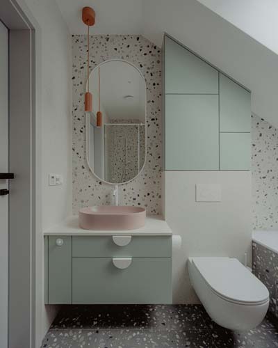 Łaziekowe lustrow białej ramie  Ambient Slim w łazience z kolorowym lastryko, projekt @manuka_pracownia_projektowa