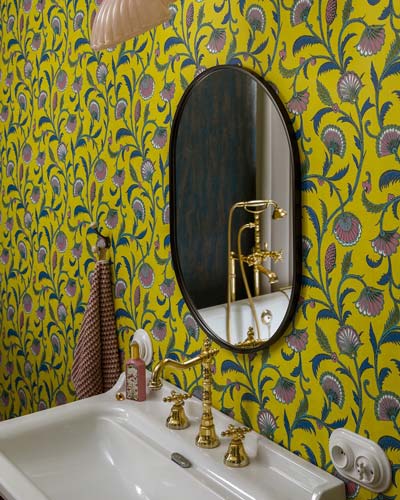 Lustro Ambient Slim czarne na tle wzorzystej tapety w eklektycznej łazience u @milalook
