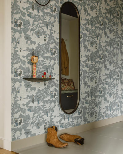 Korytarzowe Ambient Slim czarne na tle wzorzystej tapety w przedpokoju, projekt @pocodesign