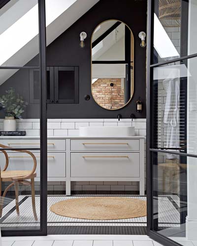 Łaziekowe lustrow czarnej ramie  Ambient Slim w styloowej łazience, projekt @shokodesign