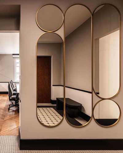 Lustra Ambient w kompozycji z lustrami Scandiw aranżacji @spoiwostudio