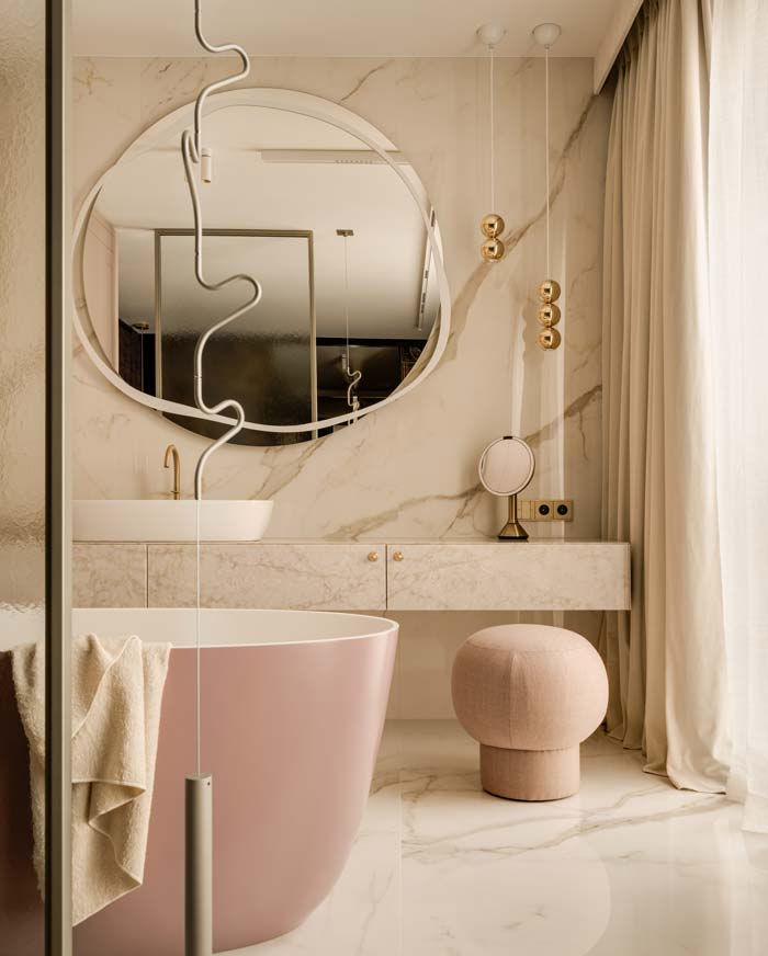 Duże lustro Banda w nieregularnej ramie, aranżacja w nowoczesnej łazience