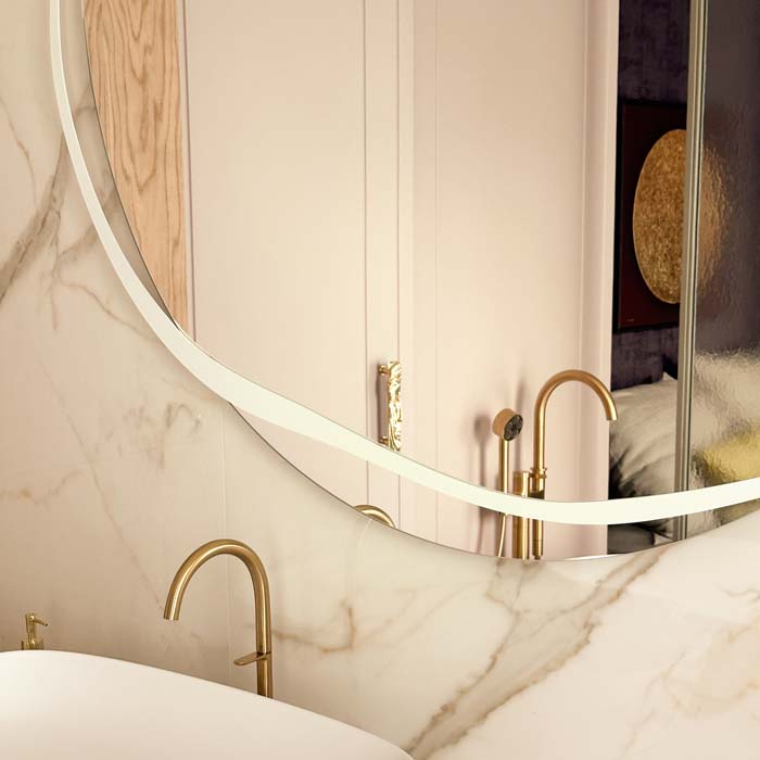 Lustro Banda z białą nieregularną ramą 