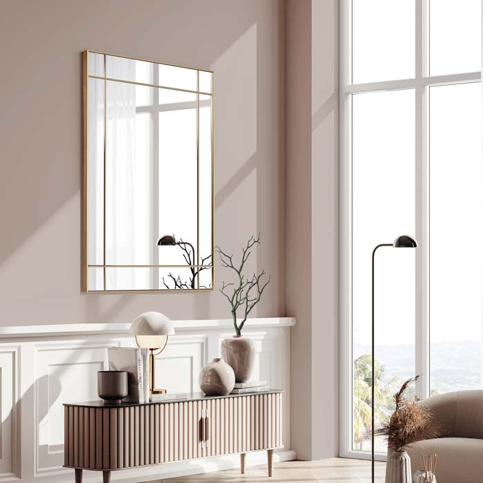 Lustro w mosięznej ramie Credo Clasic nad komodą w salonie modern classic