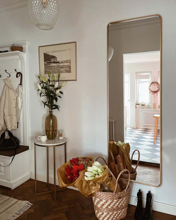 Duże lustro w złotej ramie Billet w eklektycznym przedpokoju
