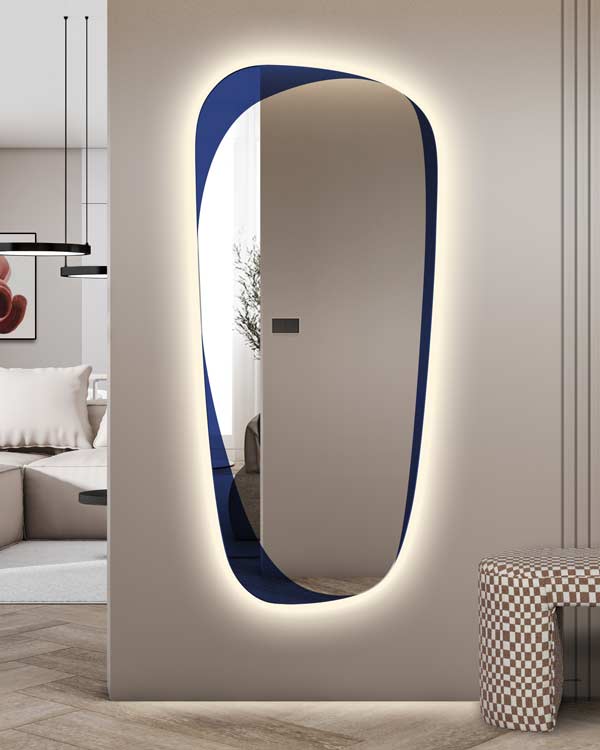 Nieregularne lustro podświetlane Isle Blue w nowoczesnym przedpokoju. GieraDesign