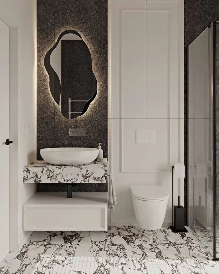 Lustro podświetlane LED nad marmurową umywalką w eleganckiej łazience modern classic