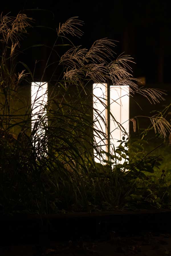 Lustrzane lampy ogrodowe Miralight nocą