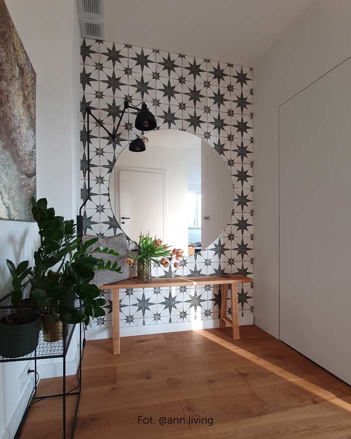 Duże lustro okragłe super przejrzyste w jasnym przedpokoju. GieraDesign