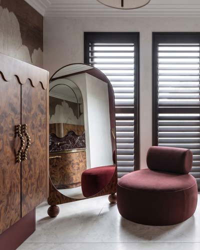 Duże stojące lustro z kulami Toon w łazience retro, projekt @studio4katy.com.pl