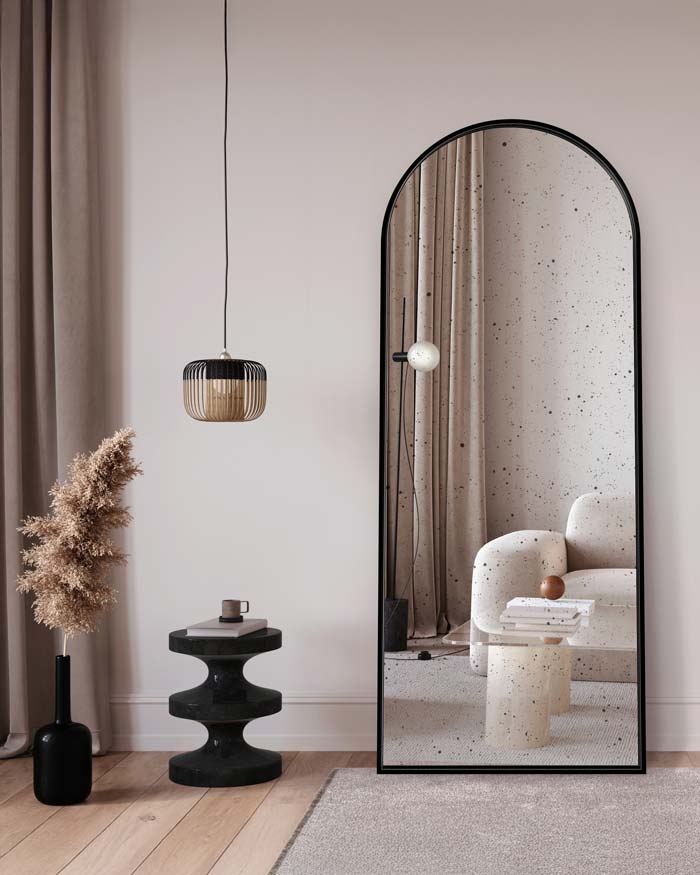 Postarzane lustro stojące Portal Vintaghe w stylowym salonie