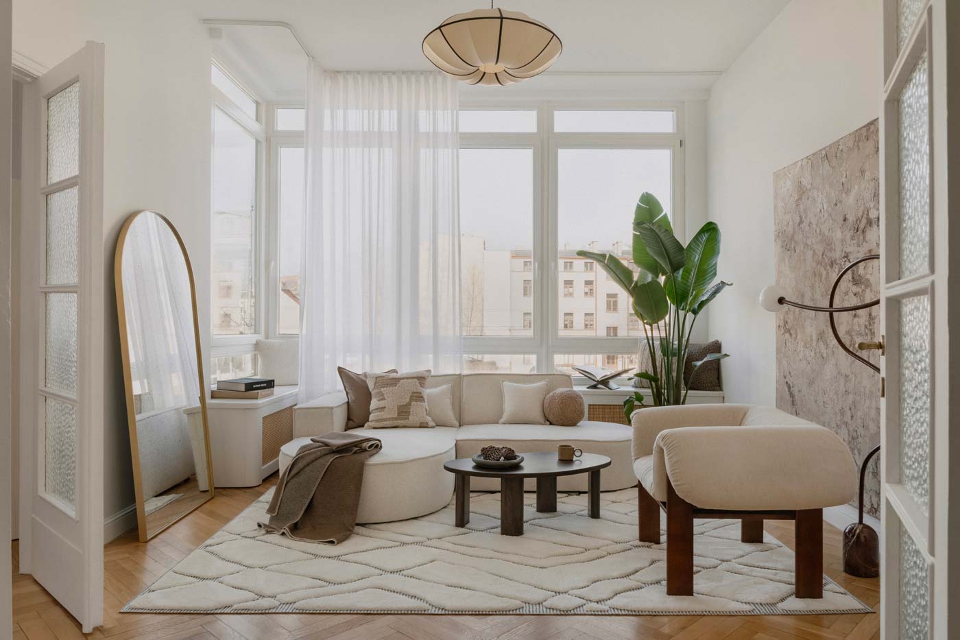 Duże stojące lustro Portal oparte o scianę w jasnym salonie w paryskim stylu