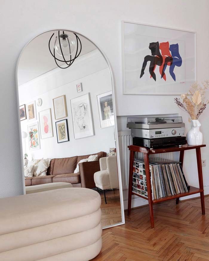 Lustro w białej ramie Portal oparte o ściane w eklektycznym salonie